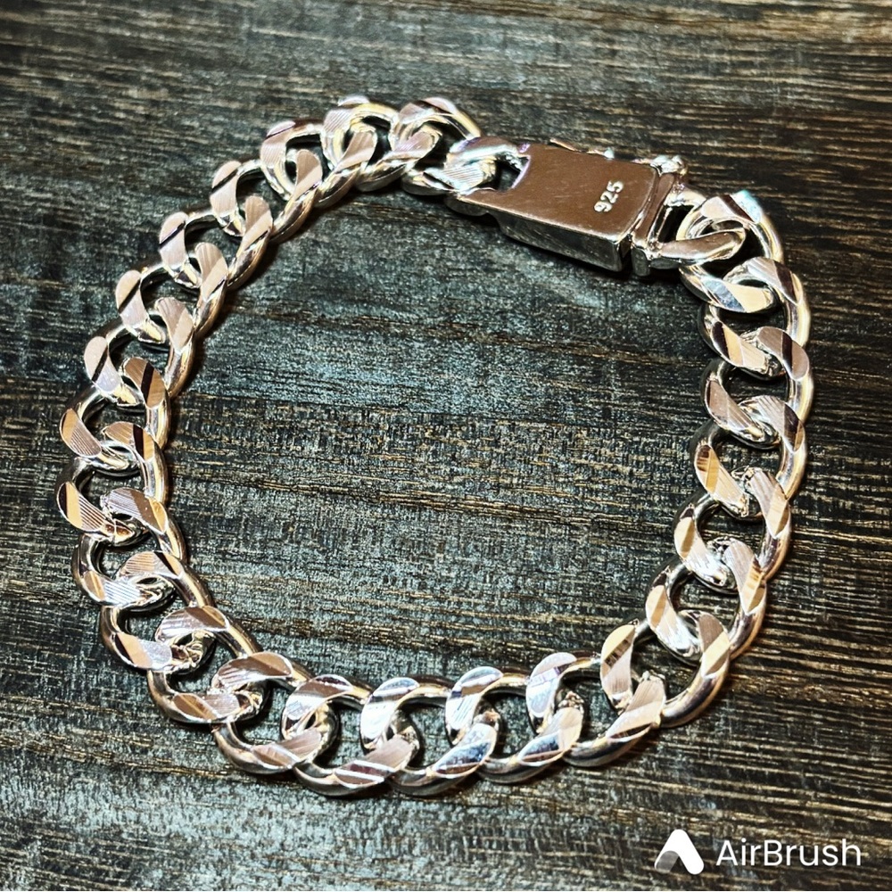 Unisex Cuban Link Bracelet with locking clasp!